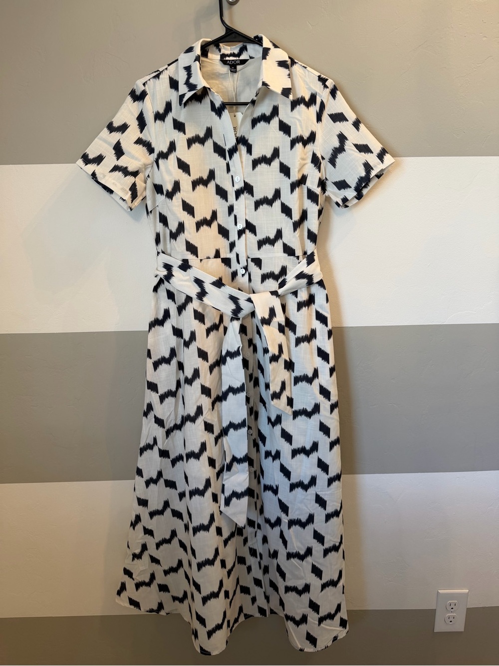 Ador NWT Black and White Abstract Button-Front BELT Dress medium